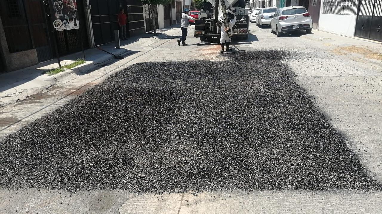 Refuerza ayuntamiento programa de bacheo en vialidades de la capital